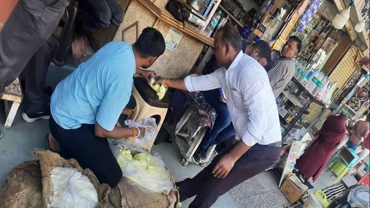 ग्वालियरः 90 हजार 440 रुपये कीमत का 323 किलोग्राम मावा जब्त ग्वालियरः 90 हजार 440 रुपये कीमत का 323 किलोग्राम मावा जब्त