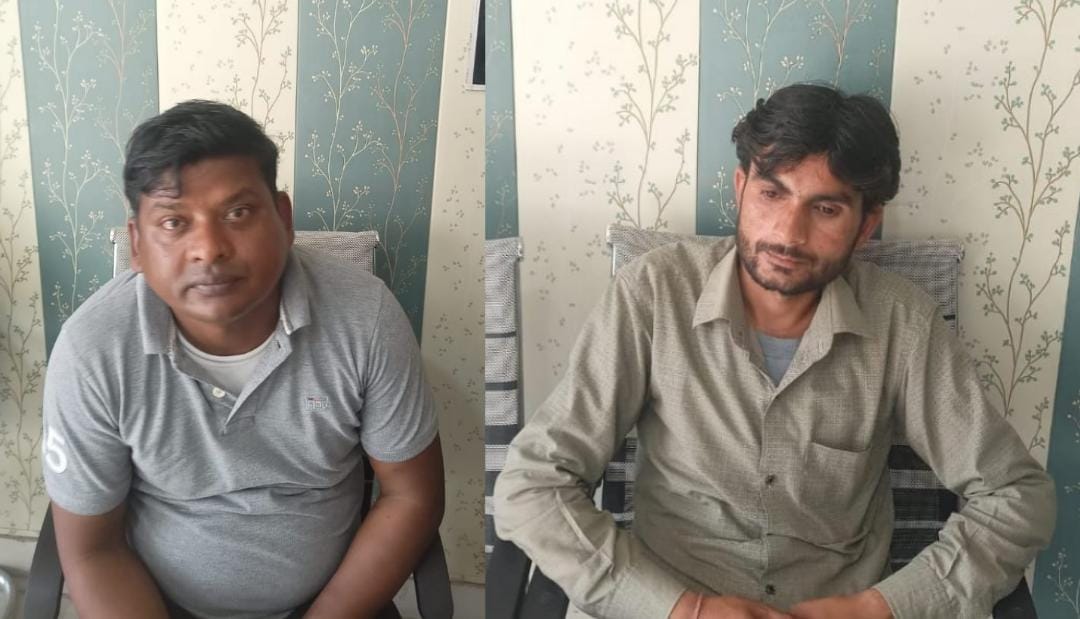 45000 रुपए की रिश्वत लेते रंगे हाथ गिरफ्तार जेई और लाइनमैन। 45000 रुपए की रिश्वत लेते रंगे हाथ गिरफ्तार जेई और लाइनमैन।