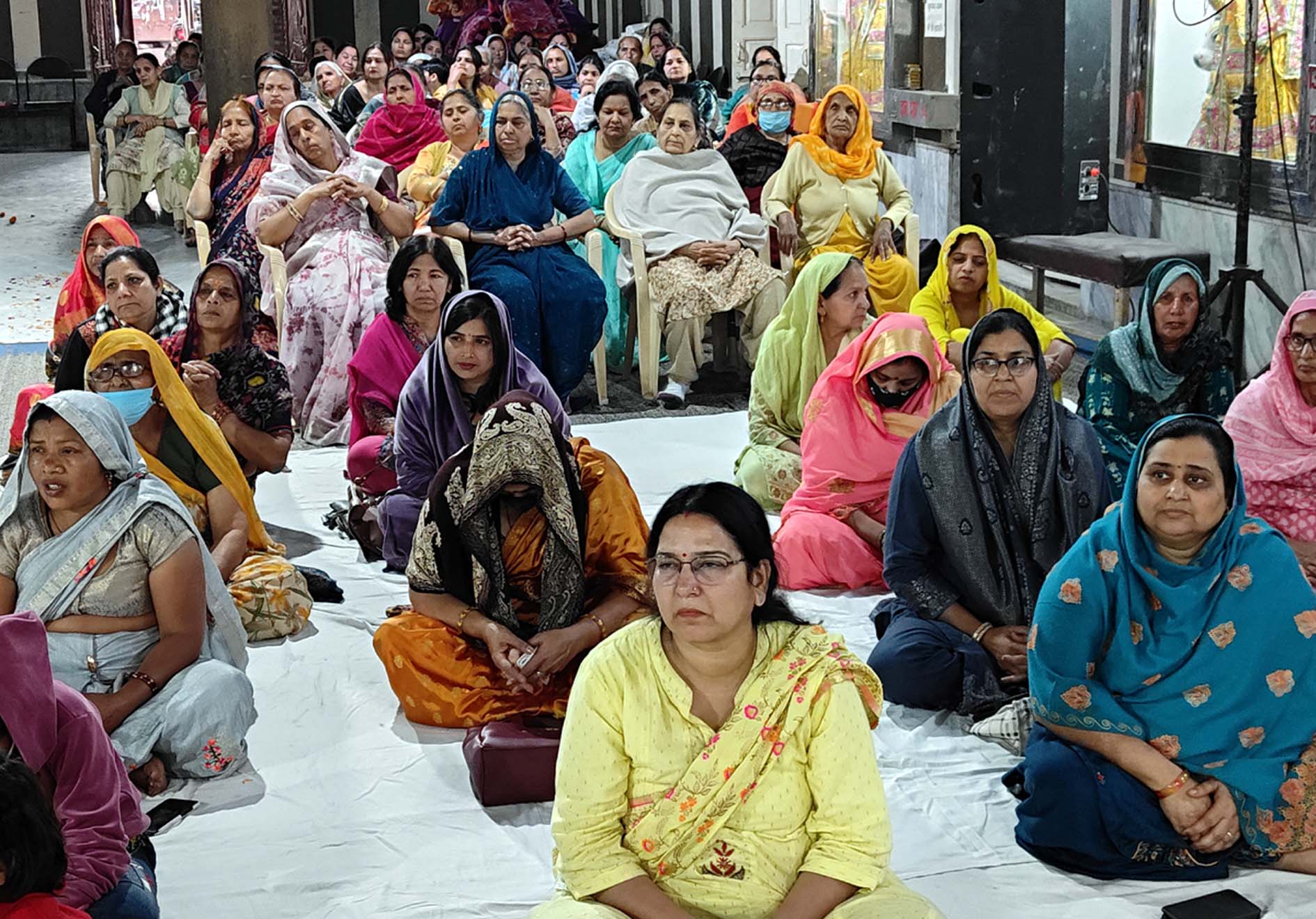 गीता भवन में प्रवचन के दाैरान उपस्थित श्रद्धालु।