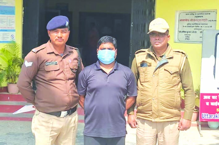 पुलिस गिरफ्त में आरोपित पुलिस गिरफ्त में आरोपित