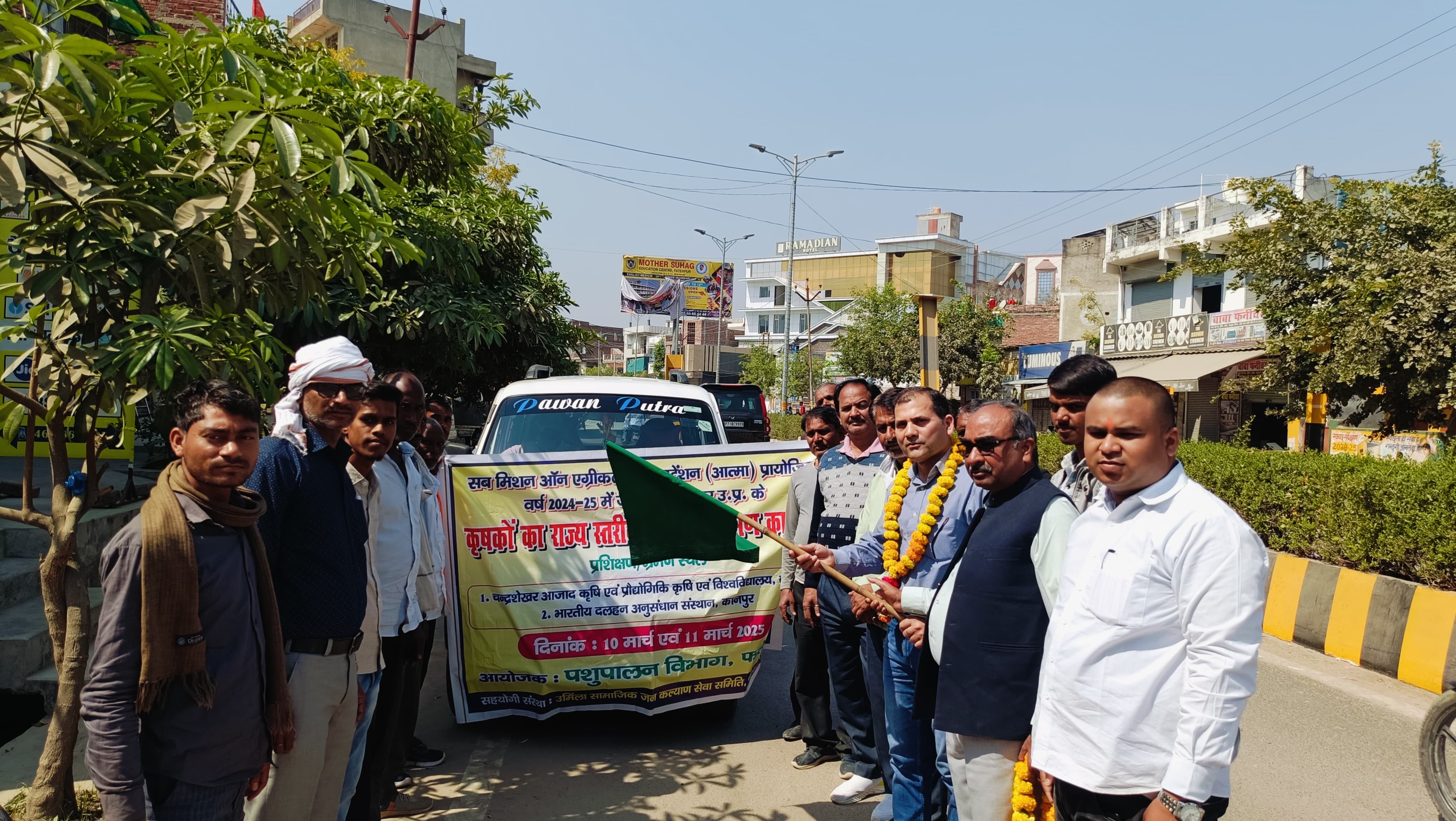 कृषक भ्रमण दल को हरी झंडी दिखाकर रवाना करते उप जिला पशु चिकित्साधिकारी