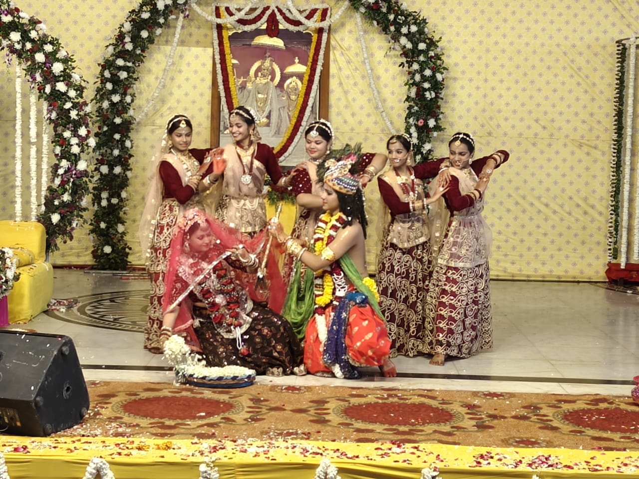 गोविंद देवजी मंदिर में पुष्प फाग: बाल व्यास श्रीकांत शर्मा ने बनाया फाल्गुनी माहौल गोविंद देवजी मंदिर में पुष्प फाग: बाल व्यास श्रीकांत शर्मा ने बनाया फाल्गुनी माहौल