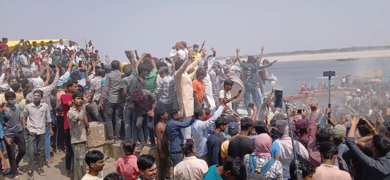 मसाने की होली में पूजा करते नागा संत मसाने की होली में पूजा करते नागा संत