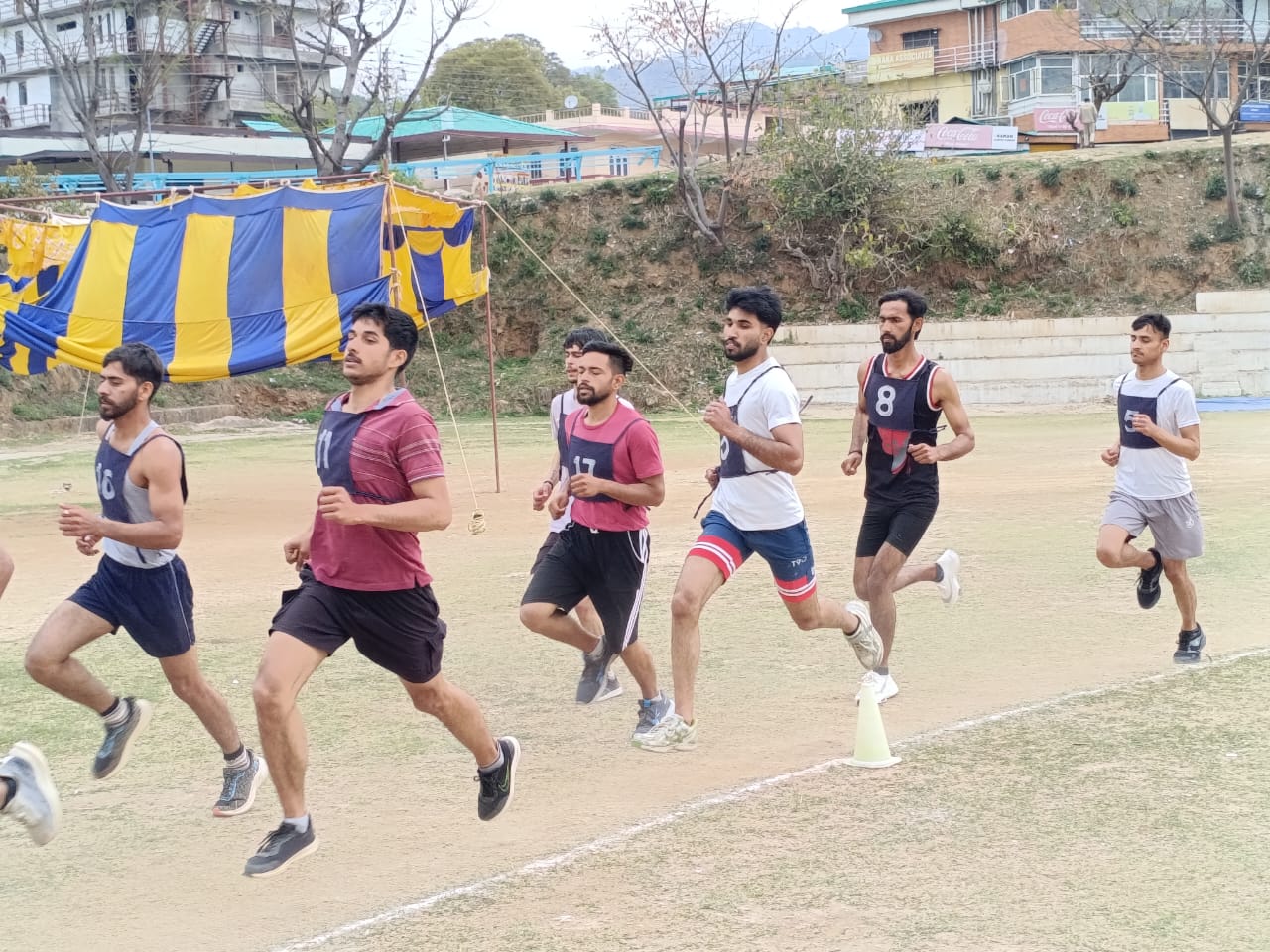 भर्ती के दौरान दमखम दिखाते हुए युवा। भर्ती के दौरान दमखम दिखाते हुए युवा।