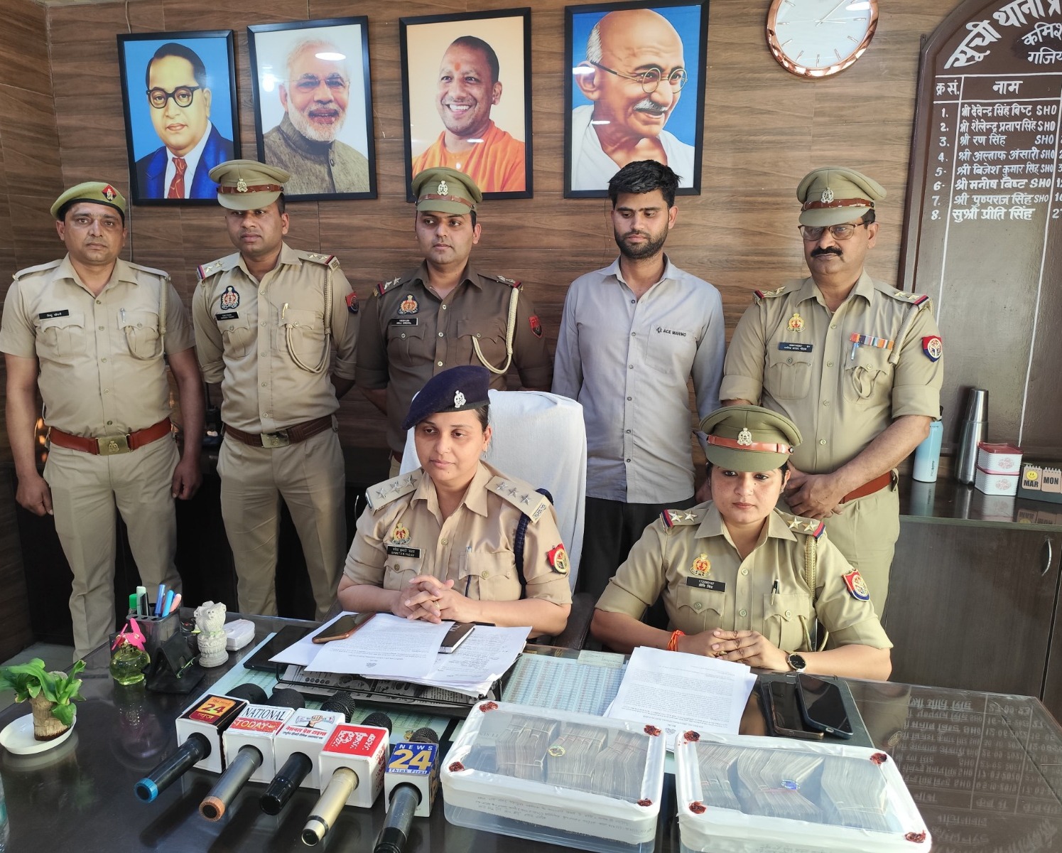 आरोपी पुलिस गिरफ्त में आरोपी पुलिस गिरफ्त में