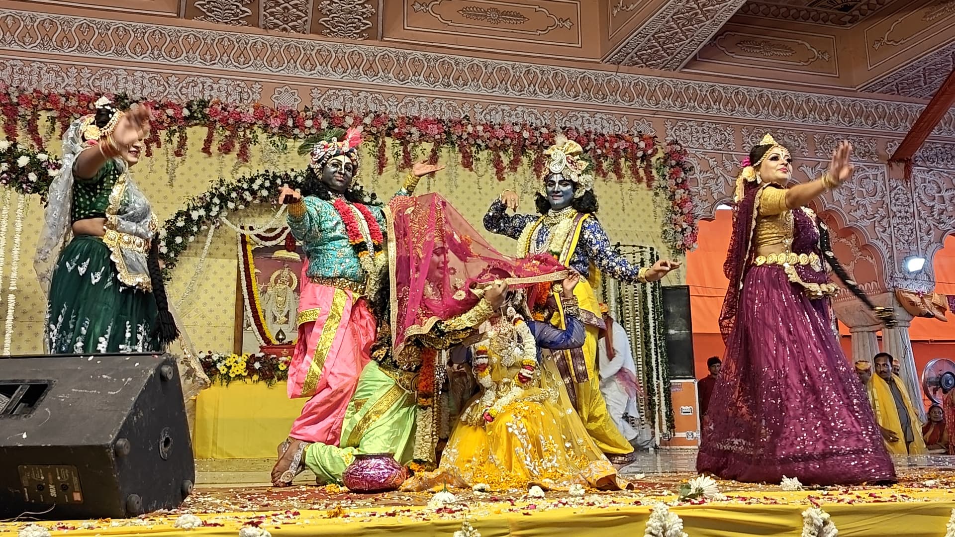गोविंद देवजी मंदिर में पुष्प फाग: बाल व्यास श्रीकांत शर्मा ने बनाया फाल्गुनी माहौल