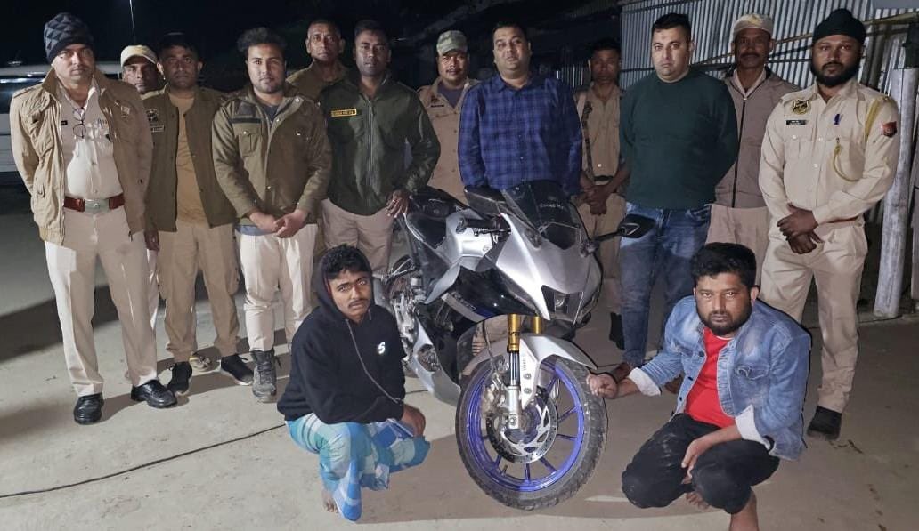 गुवाहाटी पुलिस द्वारा चोरी हुई बाइक बरामद कर आरोपितों को रिकॉर्ड समय में पकड़े जाने की तस्वीर। गुवाहाटी पुलिस द्वारा चोरी हुई बाइक बरामद कर आरोपितों को रिकॉर्ड समय में पकड़े जाने की तस्वीर।