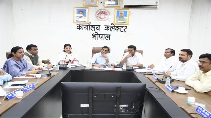 कलेक्ट्रेट सभागार में बैठक कलेक्ट्रेट सभागार में बैठक