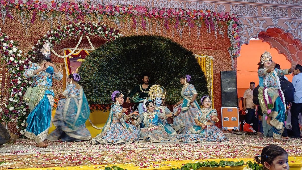 देव गोविंद देवजी मंदिर में पुष्प फाग में हुई फाल्गुनी प्रस्तुतियों ने हर किसी को कर दिया रोमांचित देव गोविंद देवजी मंदिर में पुष्प फाग में हुई फाल्गुनी प्रस्तुतियों ने हर किसी को कर दिया रोमांचित