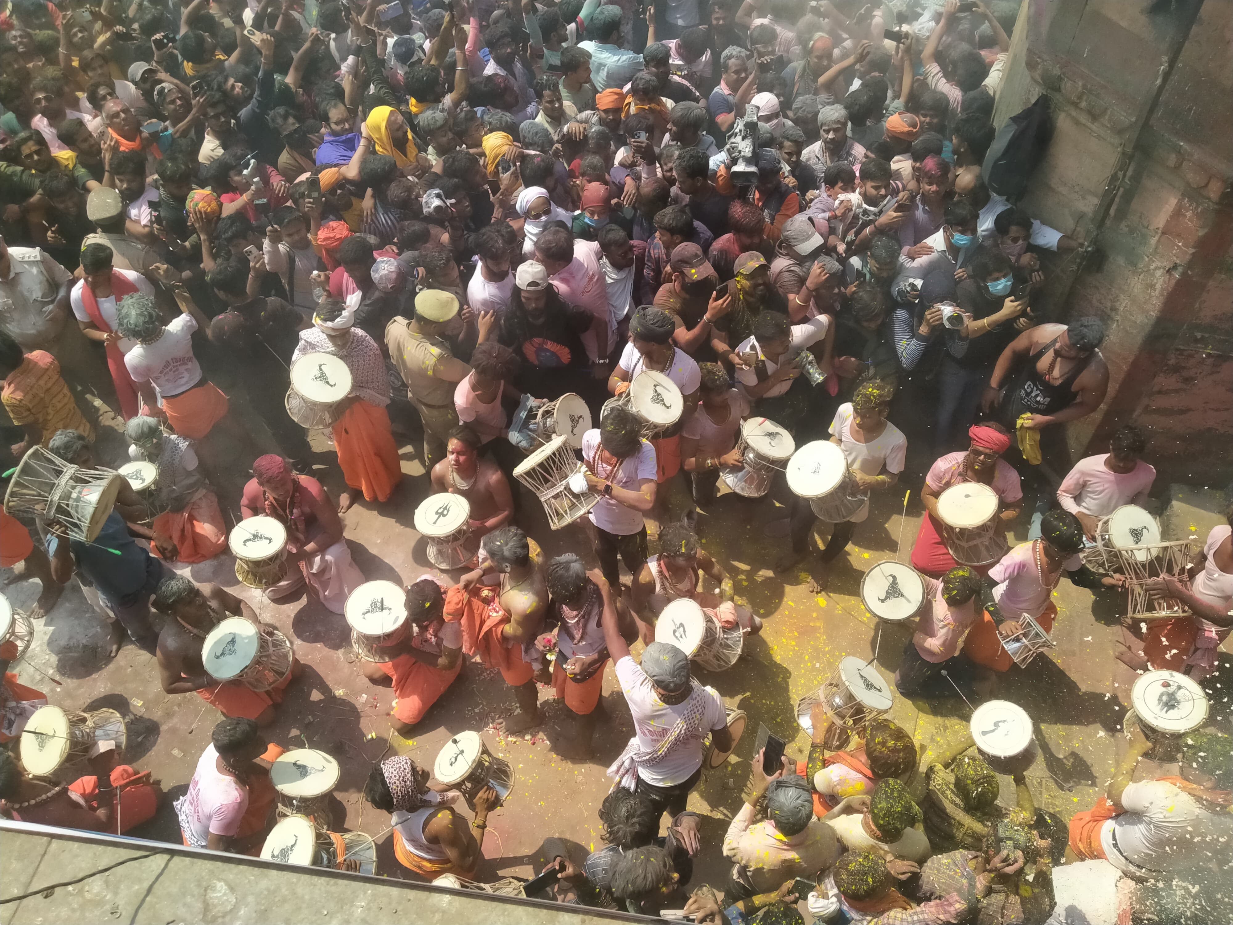 मणिकर्णिका घाट पर खेली गई चिता भस्म की होली मणिकर्णिका घाट पर खेली गई चिता भस्म की होली