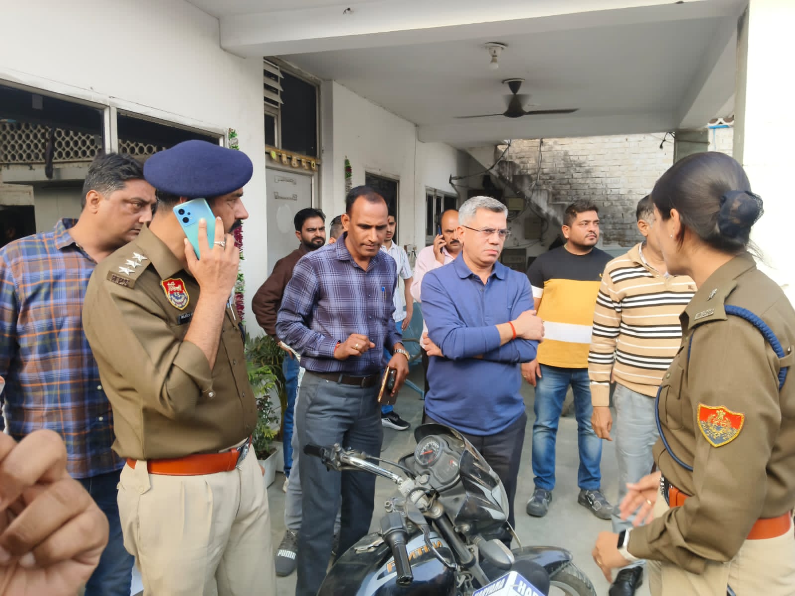 पुलिस गोदाम पर जांच करती हुई पुलिस गोदाम पर जांच करती हुई