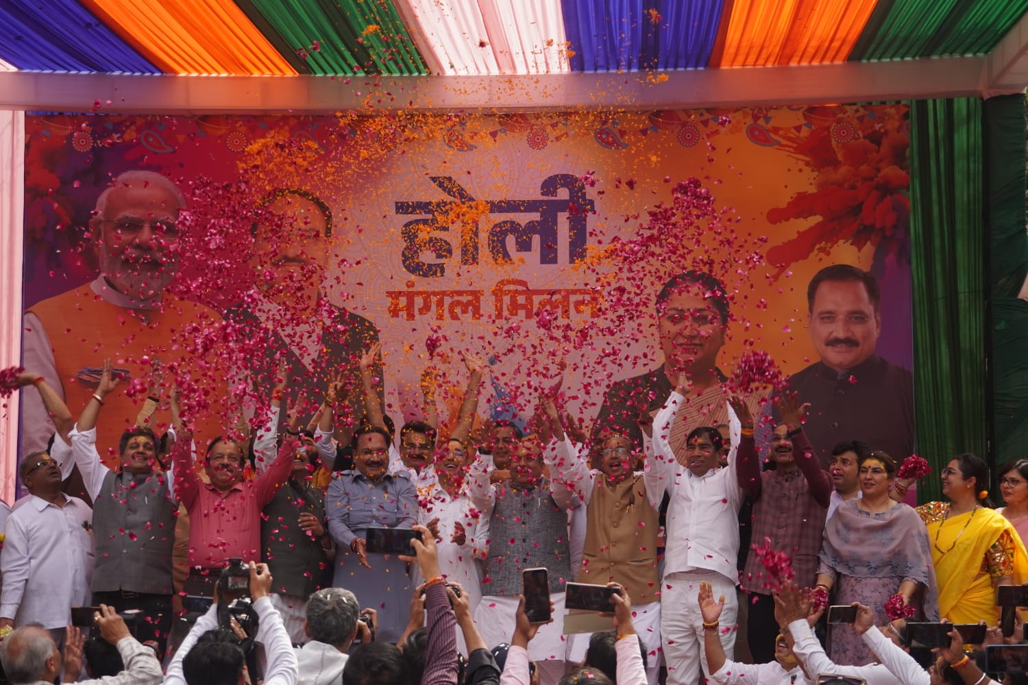 भाजपा दिल्ली प्रदेश में होली की रंगत, रेखा गुप्ता सहित कई मंत्रियों ने खेली होली भाजपा दिल्ली प्रदेश में होली की रंगत, रेखा गुप्ता सहित कई मंत्रियों ने खेली होली