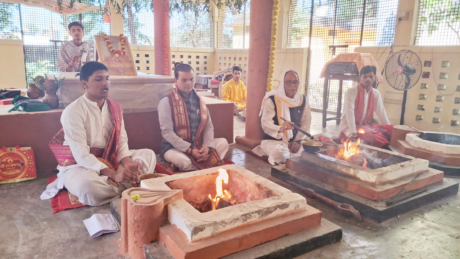 चतुर्वेद स्वाहाकार विश्वकल्याण महायज्ञ में शामिल आचार्य चतुर्वेद स्वाहाकार विश्वकल्याण महायज्ञ में शामिल आचार्य