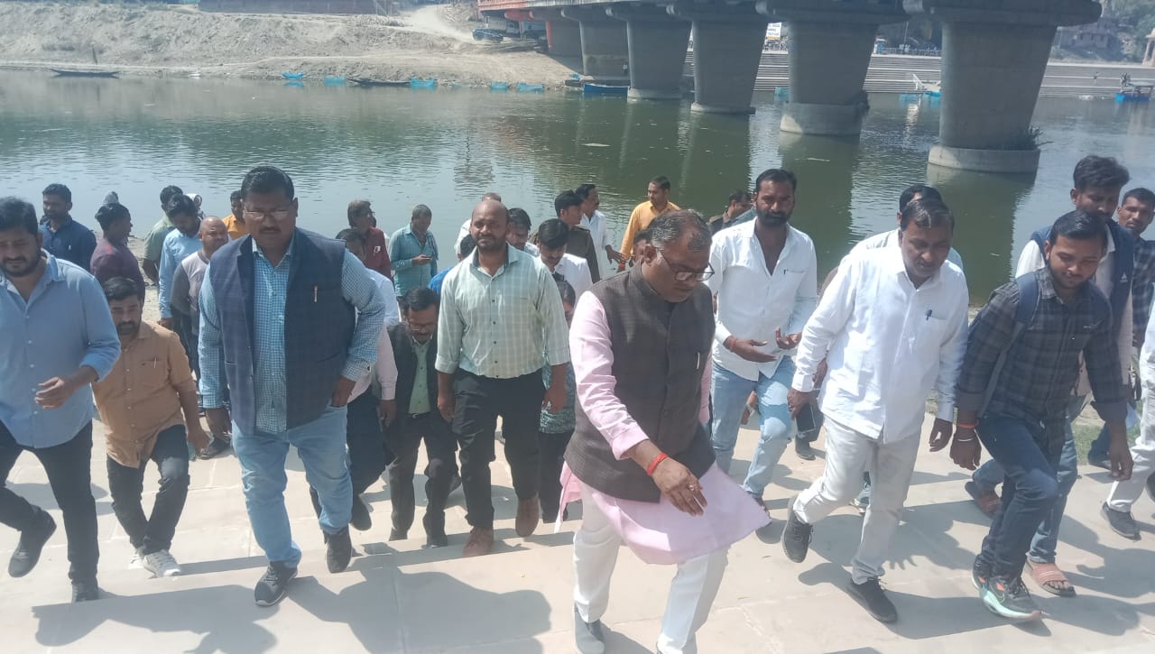 दिल्ली से आई नमामि गंगे प्रोजेक्ट की टीम ने मंत्री की मौजूदगी में किया स्थलीय निरीक्षण दिल्ली से आई नमामि गंगे प्रोजेक्ट की टीम ने मंत्री की मौजूदगी में किया स्थलीय निरीक्षण