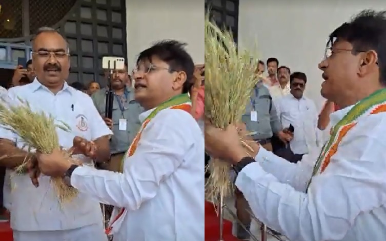 गेहूं की बालियों के साथ विधानसभा पहुंचे केवलारी विधायक रजनीश सिंह गेहूं की बालियों के साथ विधानसभा पहुंचे केवलारी विधायक रजनीश सिंह