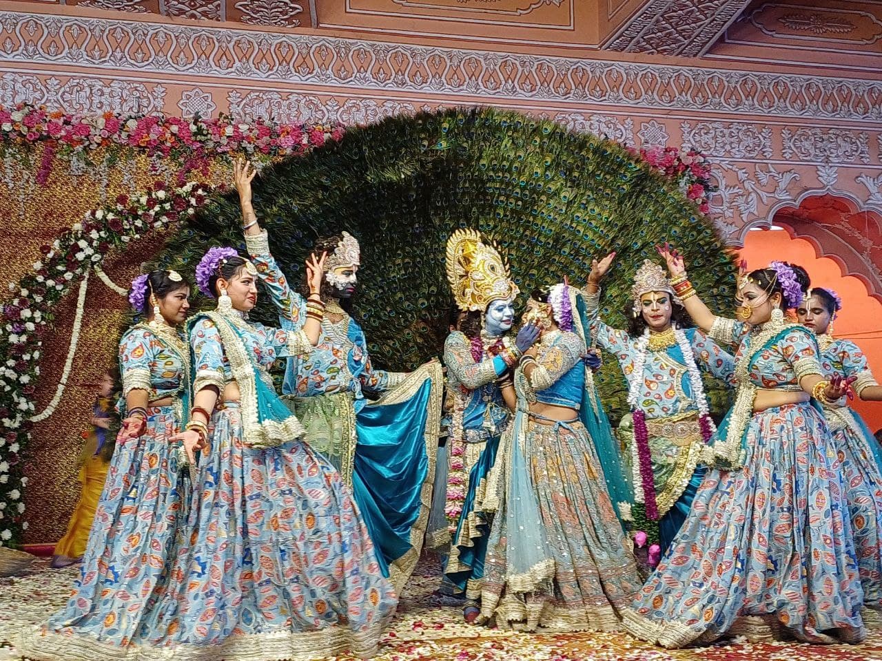 देव गोविंद देवजी मंदिर में पुष्प फाग में हुई फाल्गुनी प्रस्तुतियों ने हर किसी को कर दिया रोमांचित देव गोविंद देवजी मंदिर में पुष्प फाग में हुई फाल्गुनी प्रस्तुतियों ने हर किसी को कर दिया रोमांचित