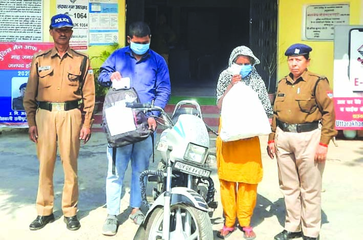 पुलिस गिरफ्त में आरोपित पुलिस गिरफ्त में आरोपित