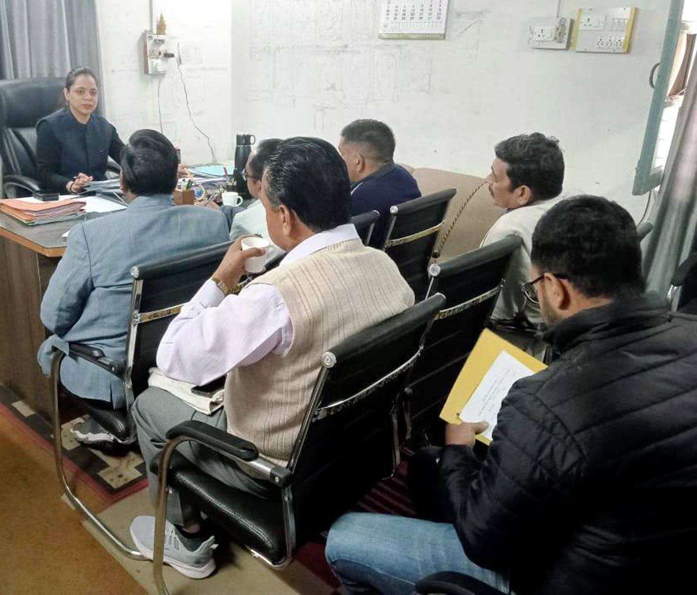 खंड विकास अधिकारियों की बैठक लेतीं जिला विधिक सेवा प्राधिकरण नैनीताल की सचिव बीनू गुलयानी। खंड विकास अधिकारियों की बैठक लेतीं जिला विधिक सेवा प्राधिकरण नैनीताल की सचिव बीनू गुलयानी।