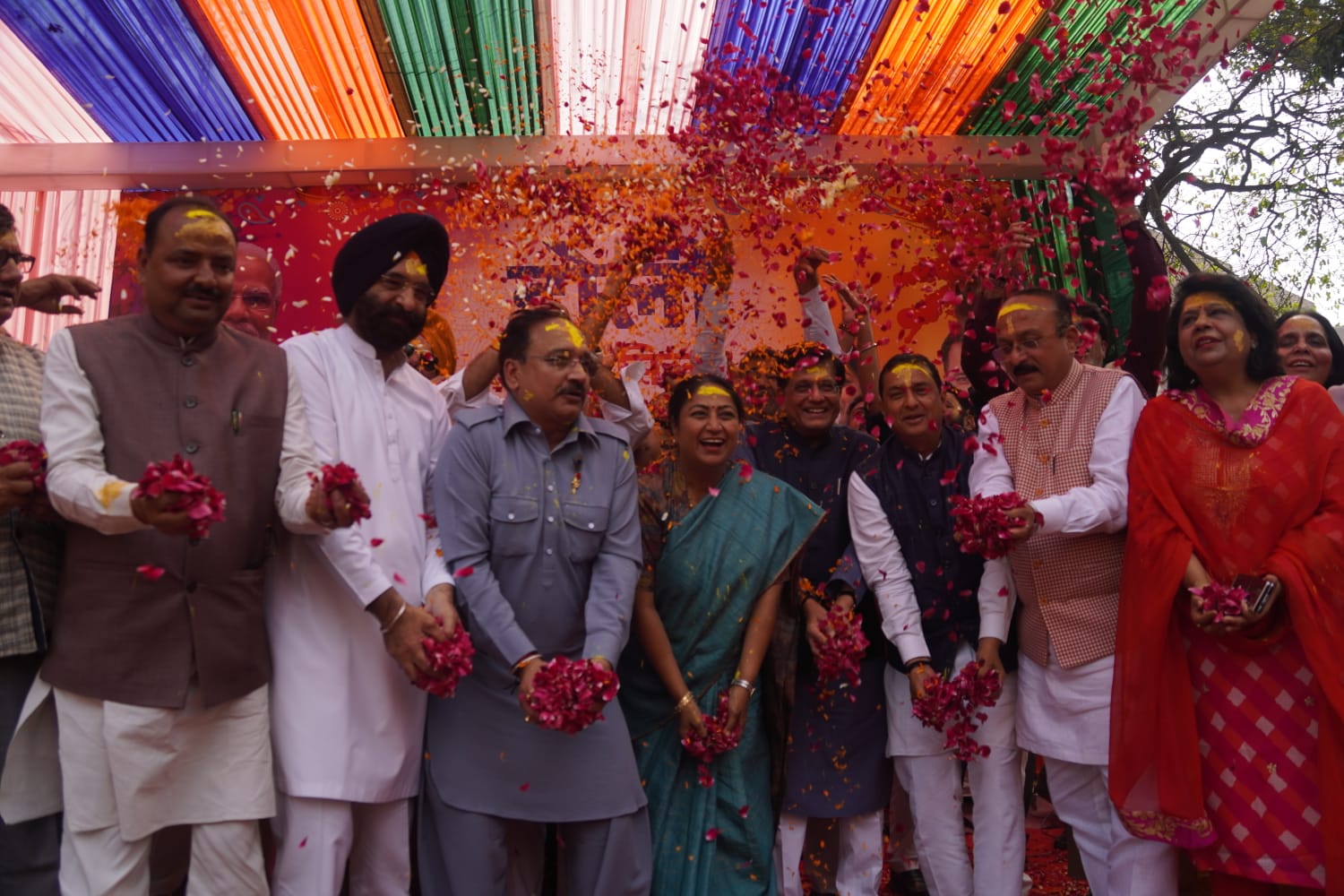 भाजपा दिल्ली प्रदेश कार्यालय में आयोजित होली समारोह में मौजूद वीरेन्द्र सचदेवा, रेखा गुप्ता एवं अन्य