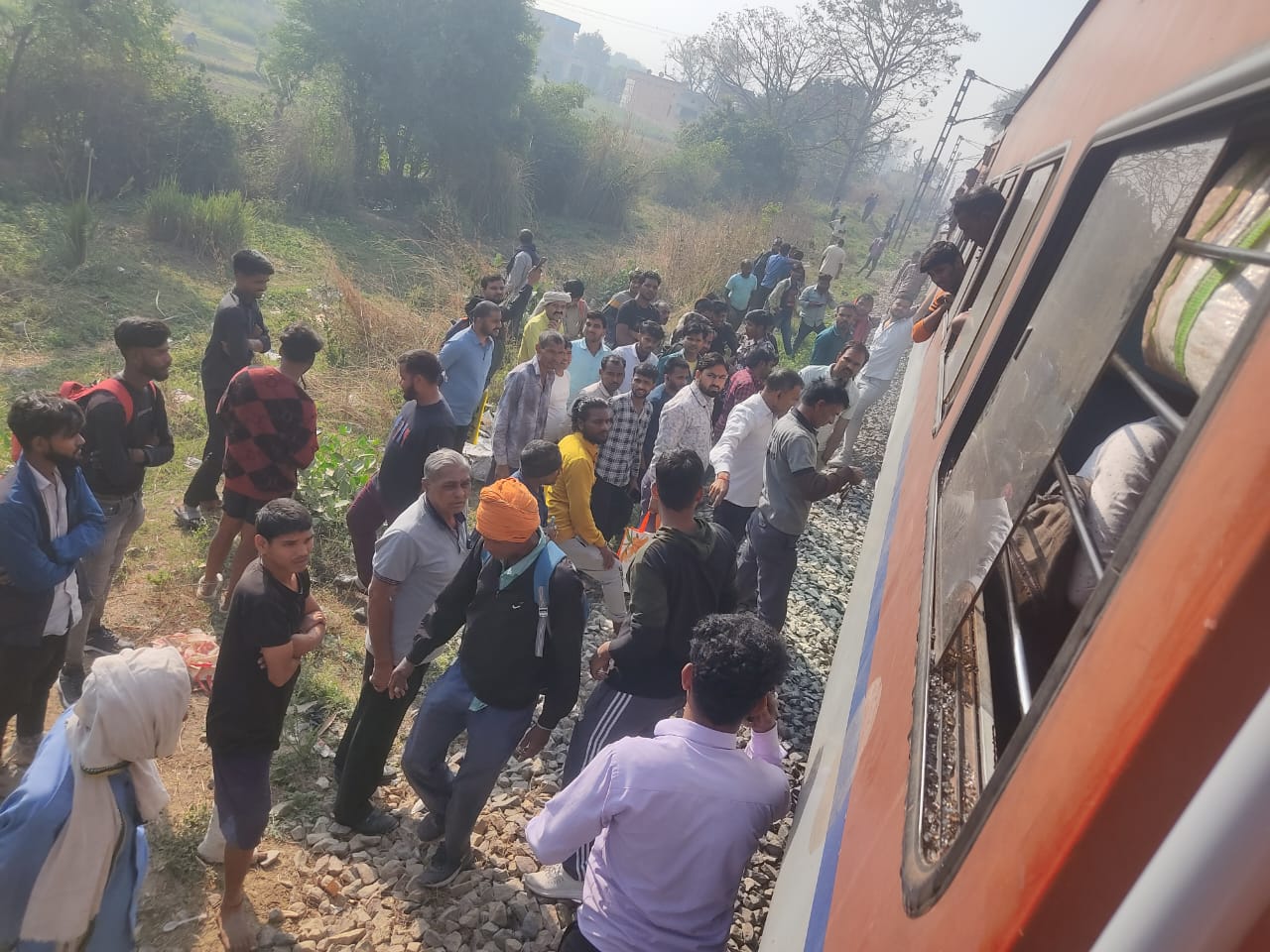 मरुधर एक्सप्रेस ट्रेन के पहिए से निकला धुआं मचा हड़कंप मरुधर एक्सप्रेस ट्रेन के पहिए से निकला धुआं मचा हड़कंप