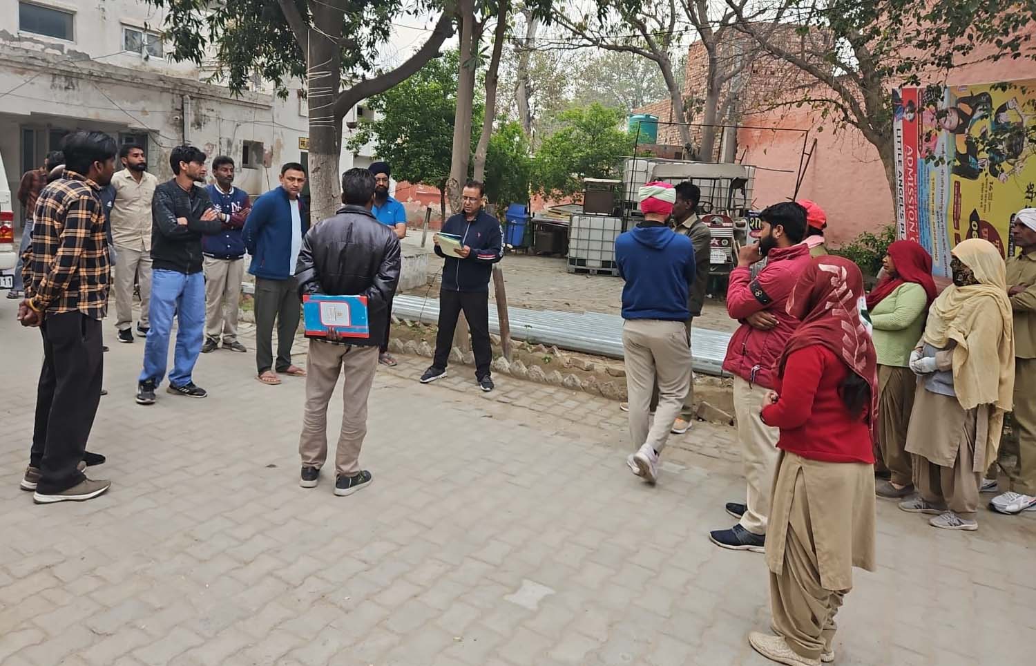 कालांवाली नगरपालिका कार्यालय में व्यवस्थाएं जांचते एसडीएम सुरेश रविश। कालांवाली नगरपालिका कार्यालय में व्यवस्थाएं जांचते एसडीएम सुरेश रविश।