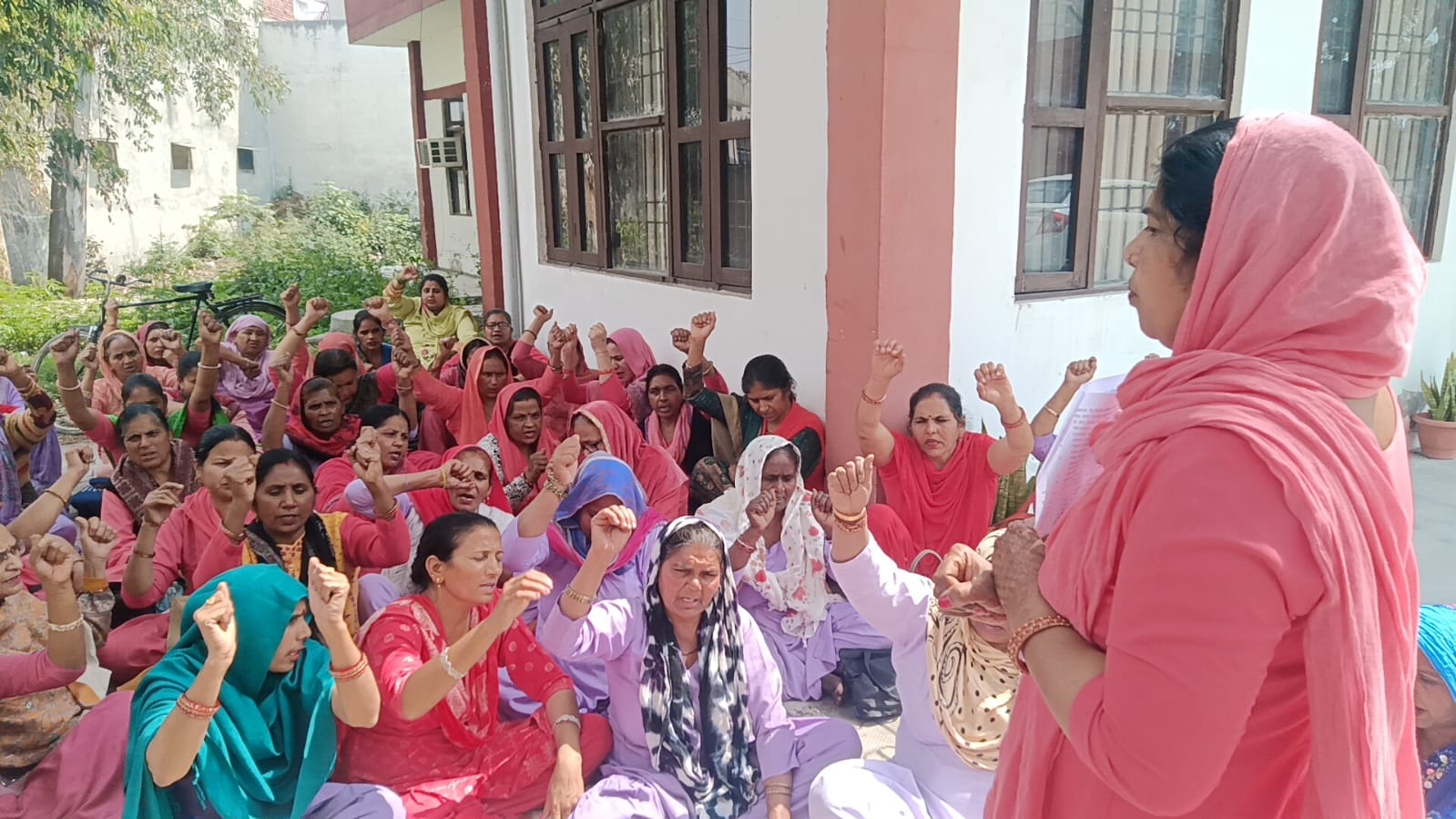 प्रदर्शन करती आंगनवाड़ी वर्कर्स प्रदर्शन करती आंगनवाड़ी वर्कर्स