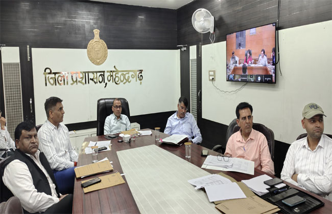 बैठक के दौरान मौजूद उपायुक्त डॉ विवेक भारती व अन्य अधिकारी।