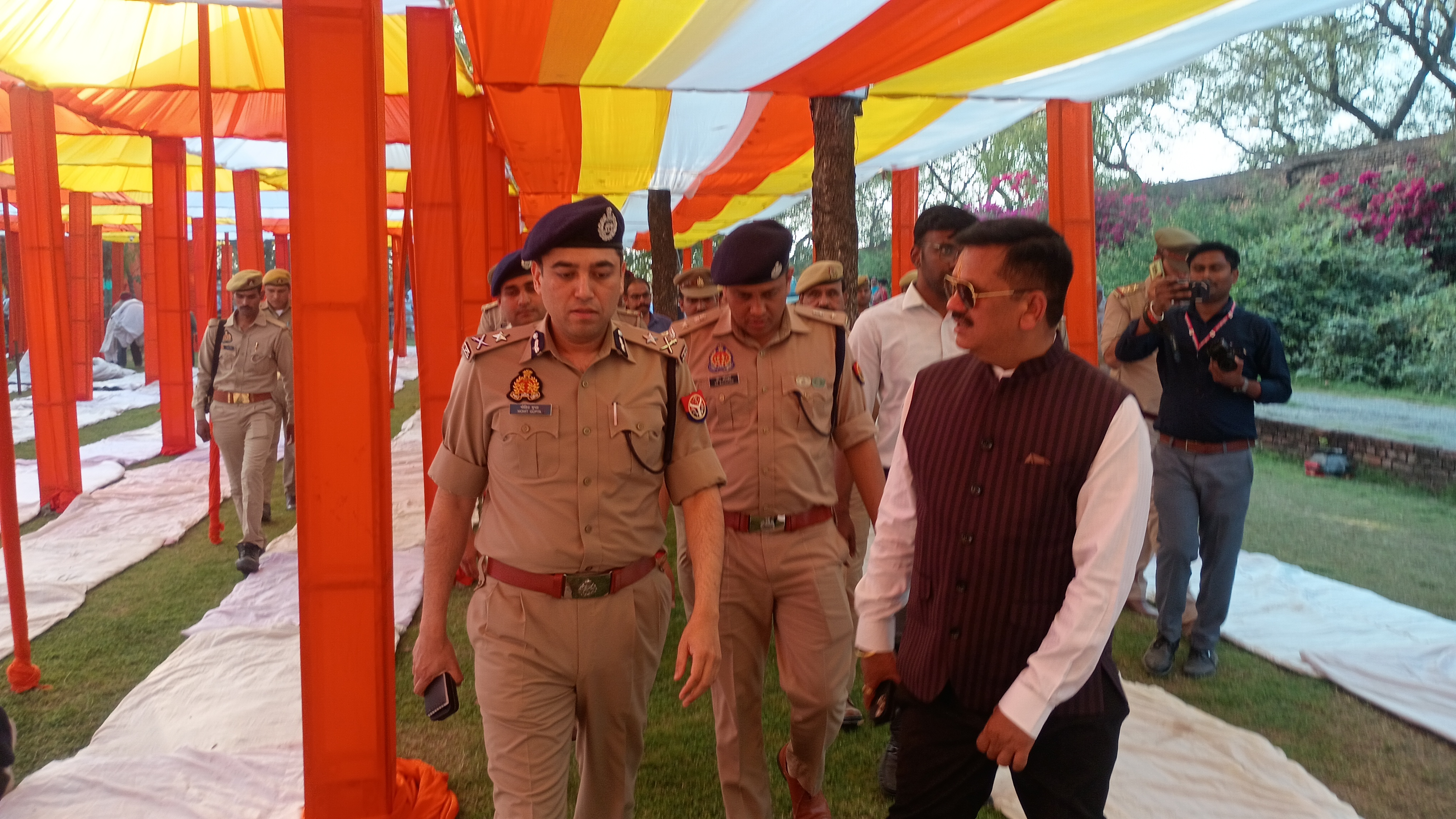 मुख्यमंत्री आगमन की तैयारी पूरी आईजी ने किया निरक्षण दिया आवश्यक निर्देश , किले में निरक्षण करते हुए आईजी, पुलिस अधीक्षक, जिलाधिकारी