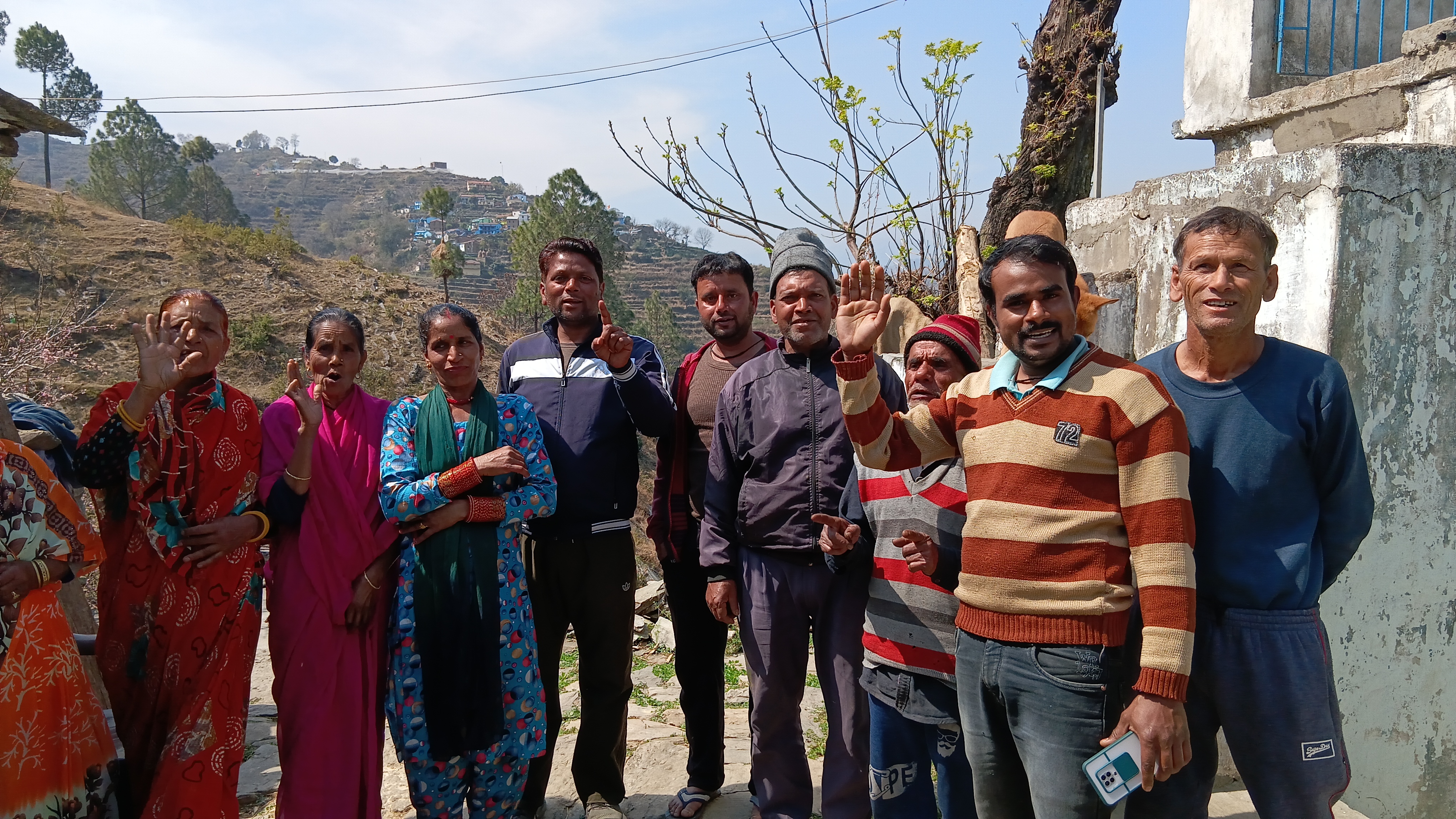 पौड़ी के धनाऊ तल्ला की अंबेडकर बस्ती चौक्लीया में सड़क सुविधा इंतजार करते हुए अनूसूचित जाति के लोग पौड़ी के धनाऊ तल्ला की अंबेडकर बस्ती चौक्लीया में सड़क सुविधा इंतजार करते हुए अनूसूचित जाति के लोग