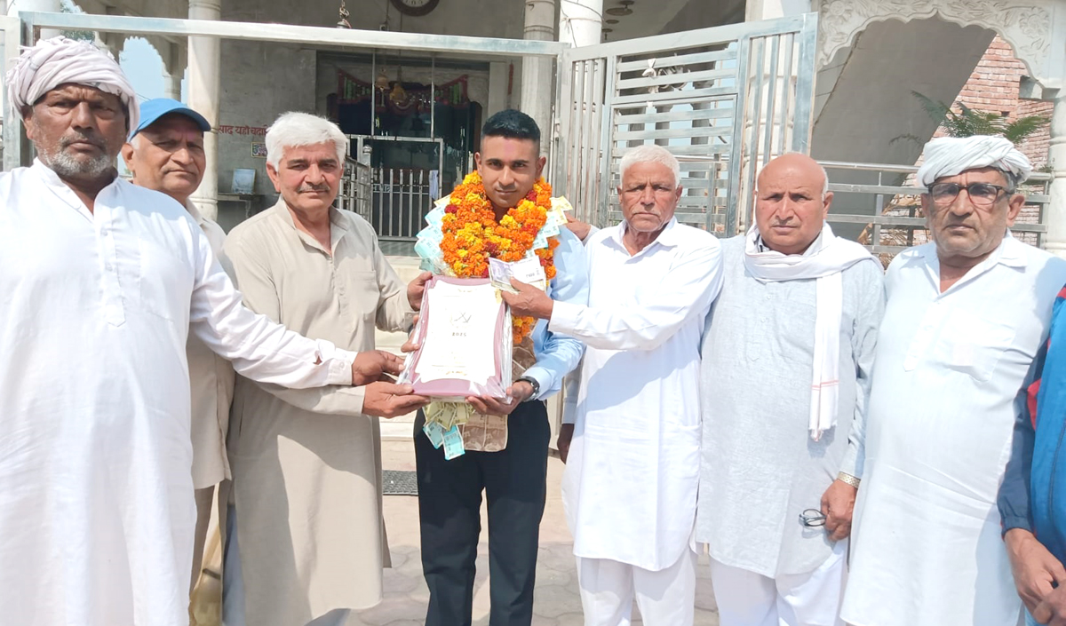 सेना में लेफ्टिनेंट बने मीत सिंघल का अभिंनदन करते हुए ग्रामीण। सेना में लेफ्टिनेंट बने मीत सिंघल का अभिंनदन करते हुए ग्रामीण।
