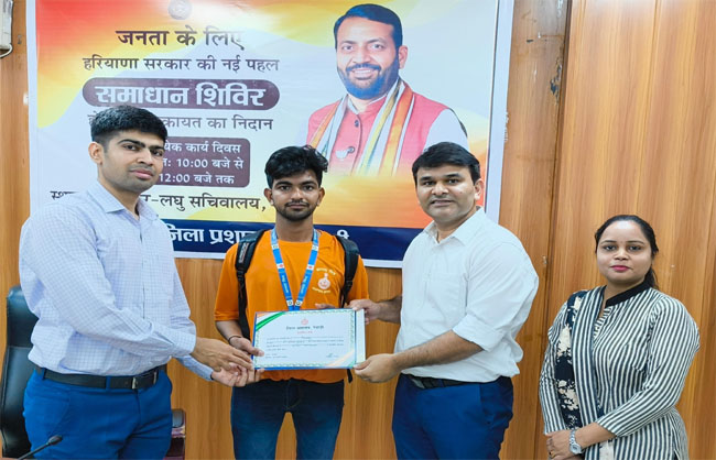 आपदा मित्र स्वयंसेवकों को प्रशंसा प्रमाणपत्र देकर सम्मानित करते हुए उपायुक्त अभिषेक मीणा। आपदा मित्र स्वयंसेवकों को प्रशंसा प्रमाणपत्र देकर सम्मानित करते हुए उपायुक्त अभिषेक मीणा।