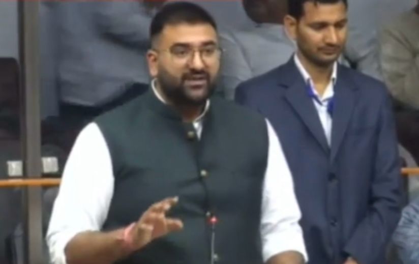 इनेलो विधायक अर्जुन चौटाला विधानसभा में पेयजल का मुद्दा उठाते हुए इनेलो विधायक अर्जुन चौटाला विधानसभा में पेयजल का मुद्दा उठाते हुए