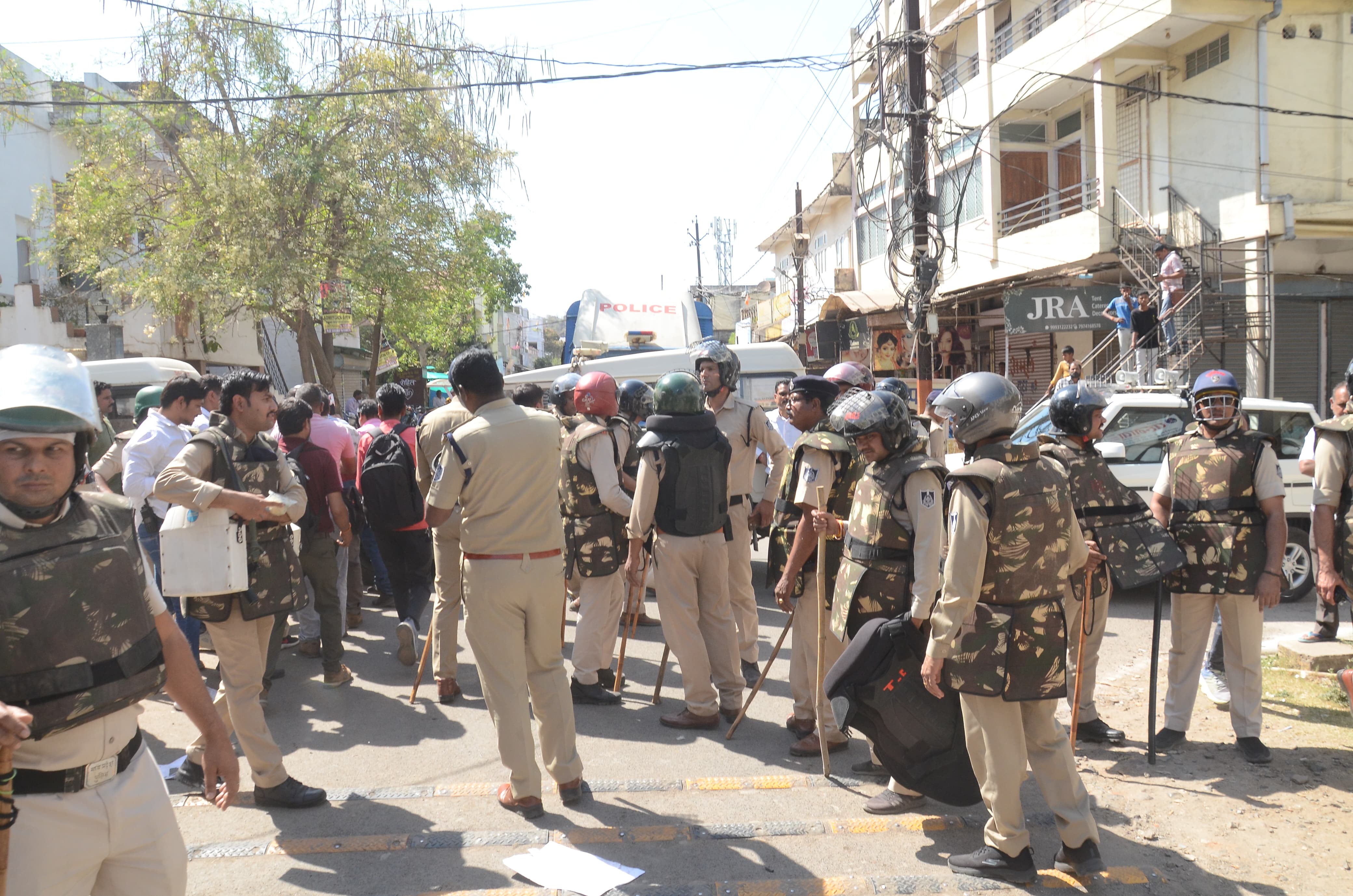 मंत्री प्रहलाद पटेल के स्तीफे की मांग करने पहुँचे युवा कांग्रेसीयों को पुलिस ने रोका मंत्री प्रहलाद पटेल के स्तीफे की मांग करने पहुँचे युवा कांग्रेसीयों को पुलिस ने रोका