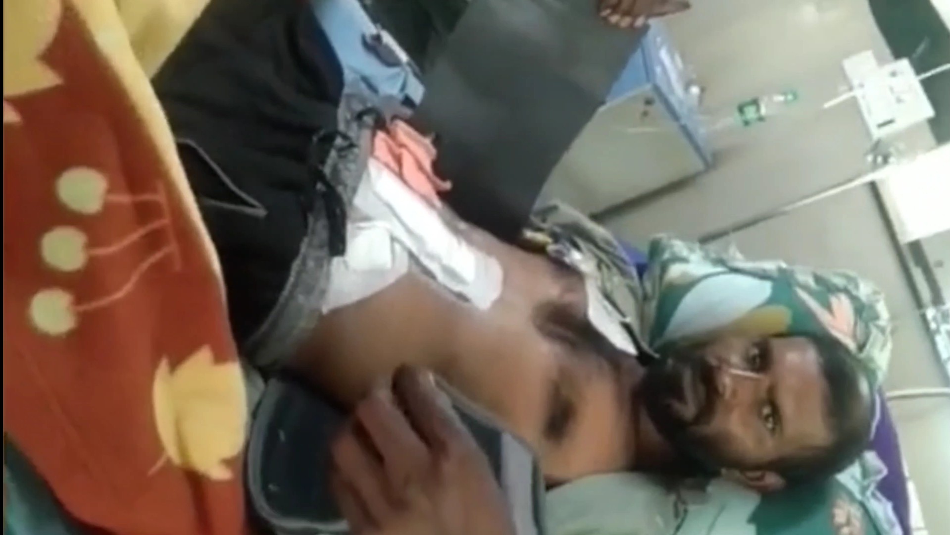 अस्पताल में उपचाराधीन मोनू अस्पताल में उपचाराधीन मोनू