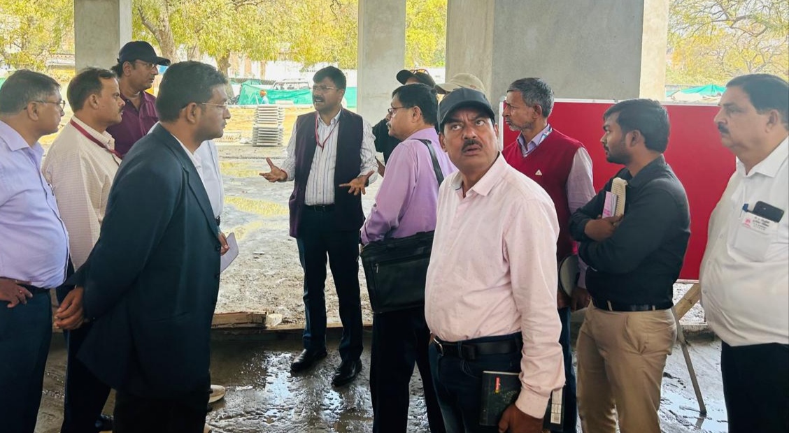 रेलवे स्टेशन का निरीक्षण करते प्रयागराज मंडल के एडीआरएम (इंफ्रास्ट्रक्चर) नवीन प्रकाश। रेलवे स्टेशन का निरीक्षण करते प्रयागराज मंडल के एडीआरएम (इंफ्रास्ट्रक्चर) नवीन प्रकाश।