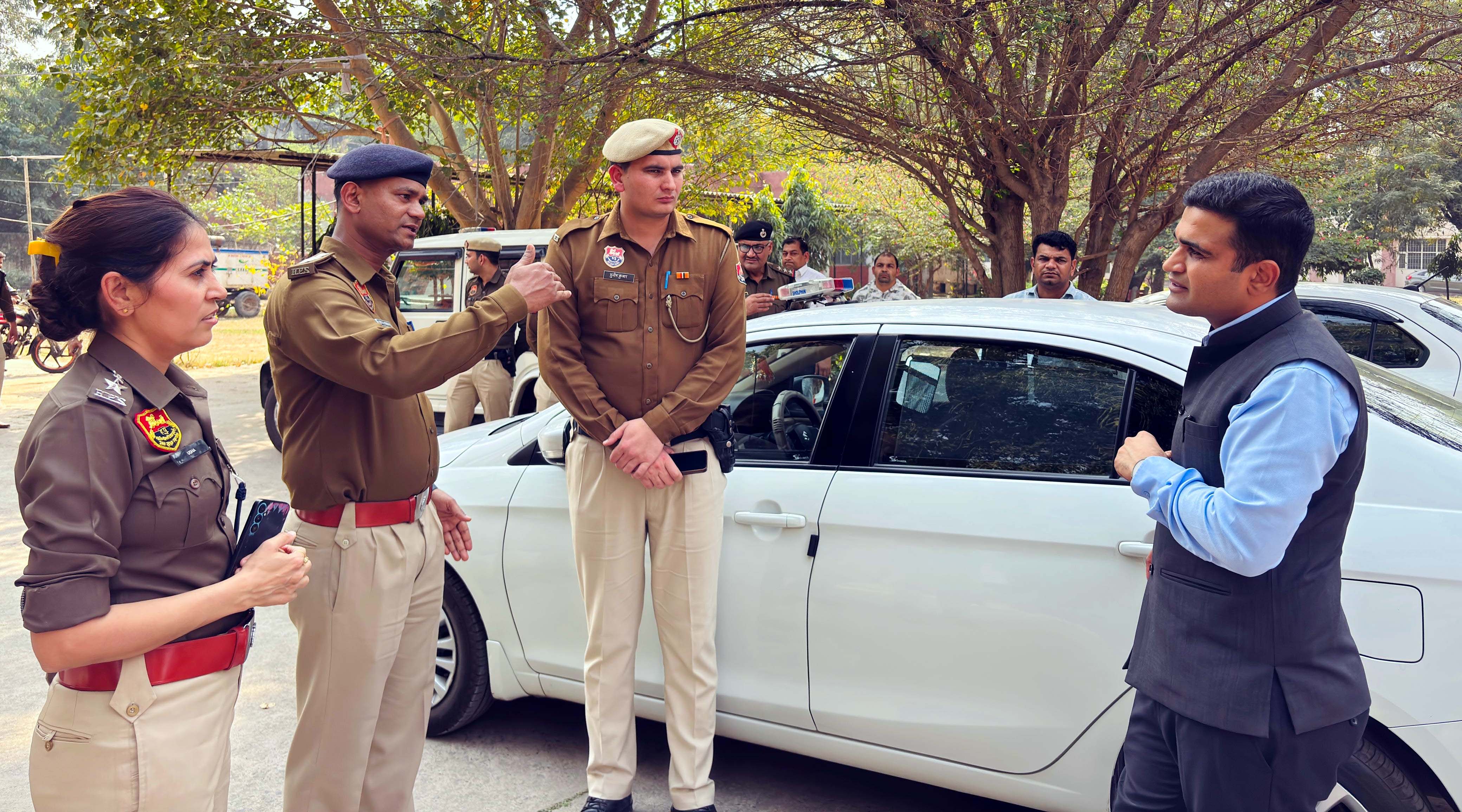 जिला निर्वाचन अधिकारी विक्रम सिंह मतगणना केंद्रों का जायजा लेते हुए जिला निर्वाचन अधिकारी विक्रम सिंह मतगणना केंद्रों का जायजा लेते हुए