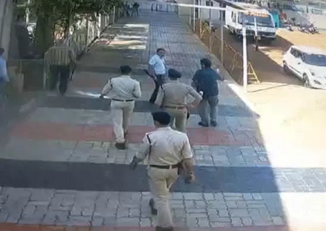 स्कूलों को धमकी मिलने के बाद जांच करती पुलिस स्कूलों को धमकी मिलने के बाद जांच करती पुलिस