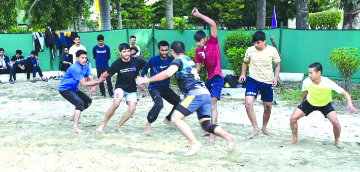 कबड्डी प्रतियोगिता के दौरान खिलाड़ी कबड्डी प्रतियोगिता के दौरान खिलाड़ी