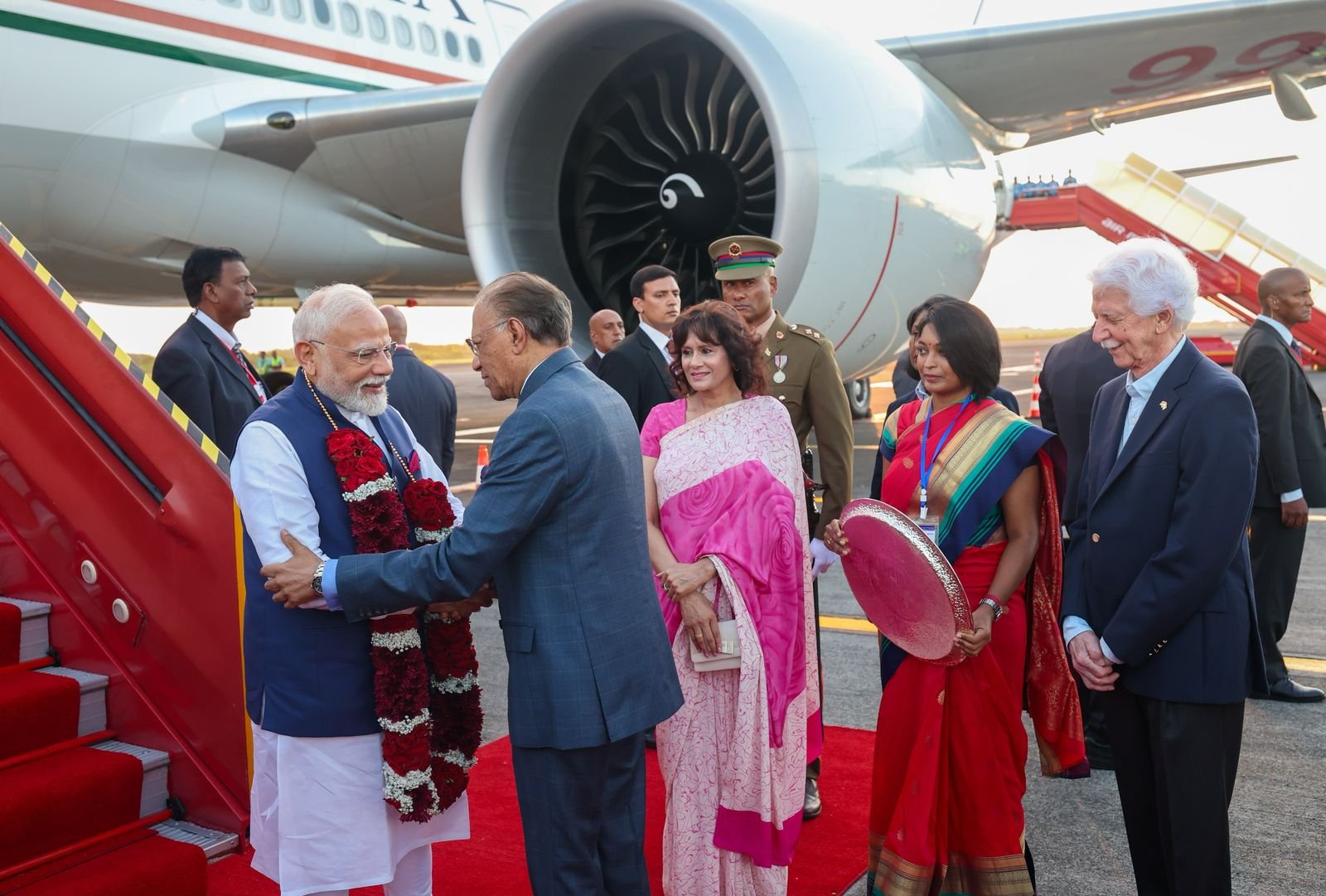 मॉरिशस में प्रधानमंत्री मोदी का भव्य स्वागत (साभार- एक्स) मॉरिशस में प्रधानमंत्री मोदी का भव्य स्वागत (साभार- एक्स)