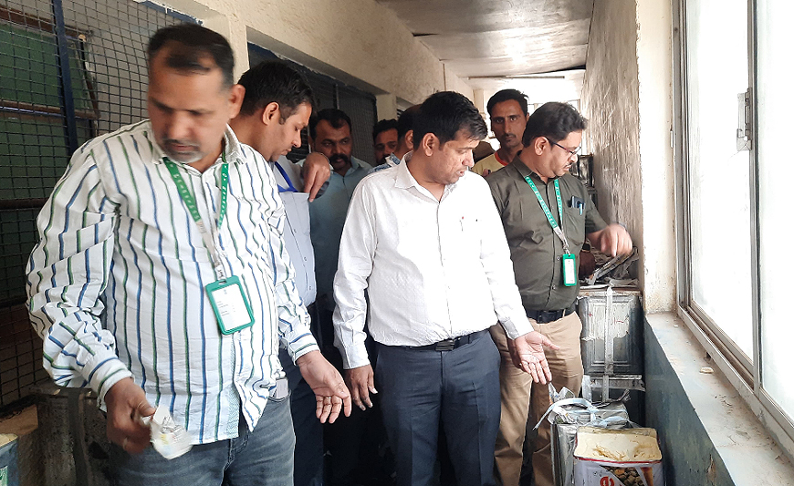 फलौदी, बज्जू से आ रही मावे की गाड़ियों को रुकवाया : जांच 25 में से 8 सैंपल में निकला तेल, लगभग 1200 किलो मावा करवाया नष्ट फलौदी, बज्जू से आ रही मावे की गाड़ियों को रुकवाया : जांच 25 में से 8 सैंपल में निकला तेल, लगभग 1200 किलो मावा करवाया नष्ट