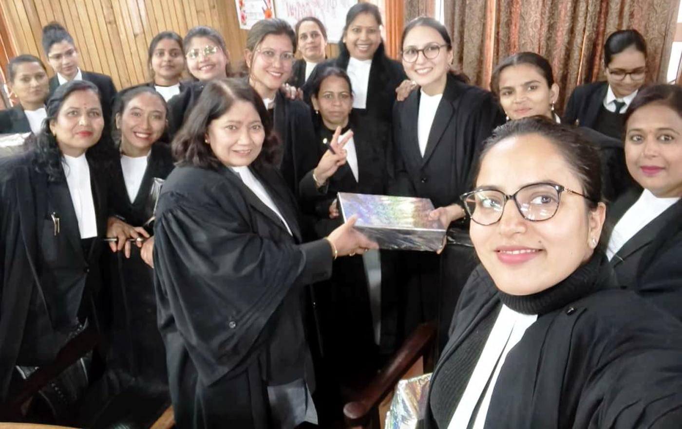 कार्यक्रम में शामिल महिला अधिवक्ता। कार्यक्रम में शामिल महिला अधिवक्ता।