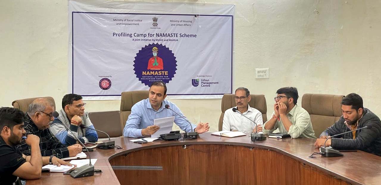 एडिशनल कमिश्नर निगम गौरव अंतिल सफाई को लेकर अधिकारियों के साथ बैठक करते हुए। एडिशनल कमिश्नर निगम गौरव अंतिल सफाई को लेकर अधिकारियों के साथ बैठक करते हुए।