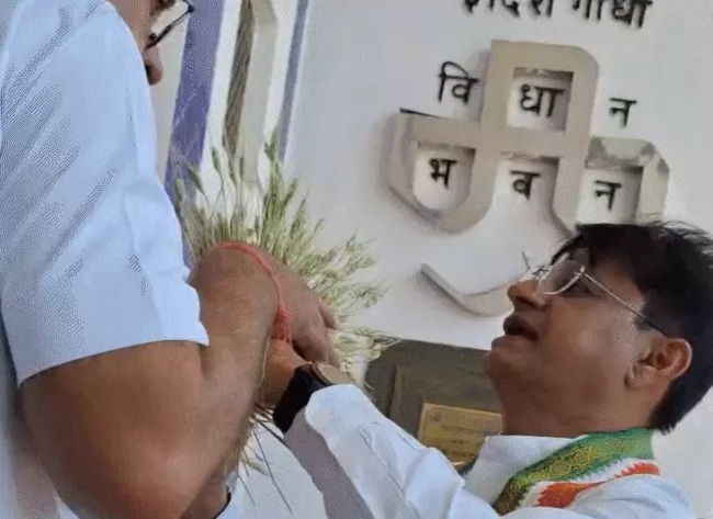 केवलारी विधायक ने गेहूं की बालियां लेकर किया प्रदर्शन केवलारी विधायक ने गेहूं की बालियां लेकर किया प्रदर्शन