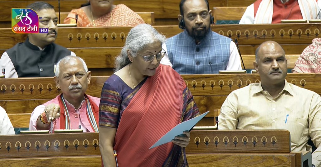 लोकसभा में वक्तव्य देती वित्त मंत्री निर्मला सीतारमण लोकसभा में वक्तव्य देती वित्त मंत्री निर्मला सीतारमण