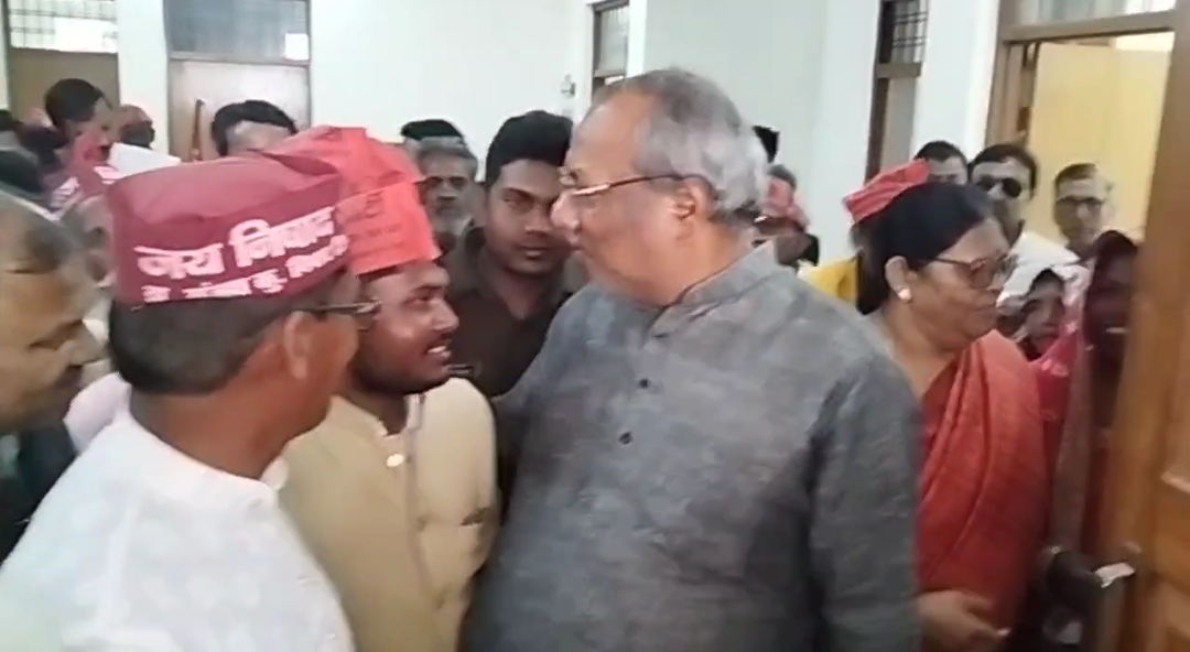 पार्टी कार्यकर्ताओं से मिलकर समस्याए सुनते कैविनेट मंत्री संजय मंत्री पार्टी कार्यकर्ताओं से मिलकर समस्याए सुनते कैविनेट मंत्री संजय मंत्री