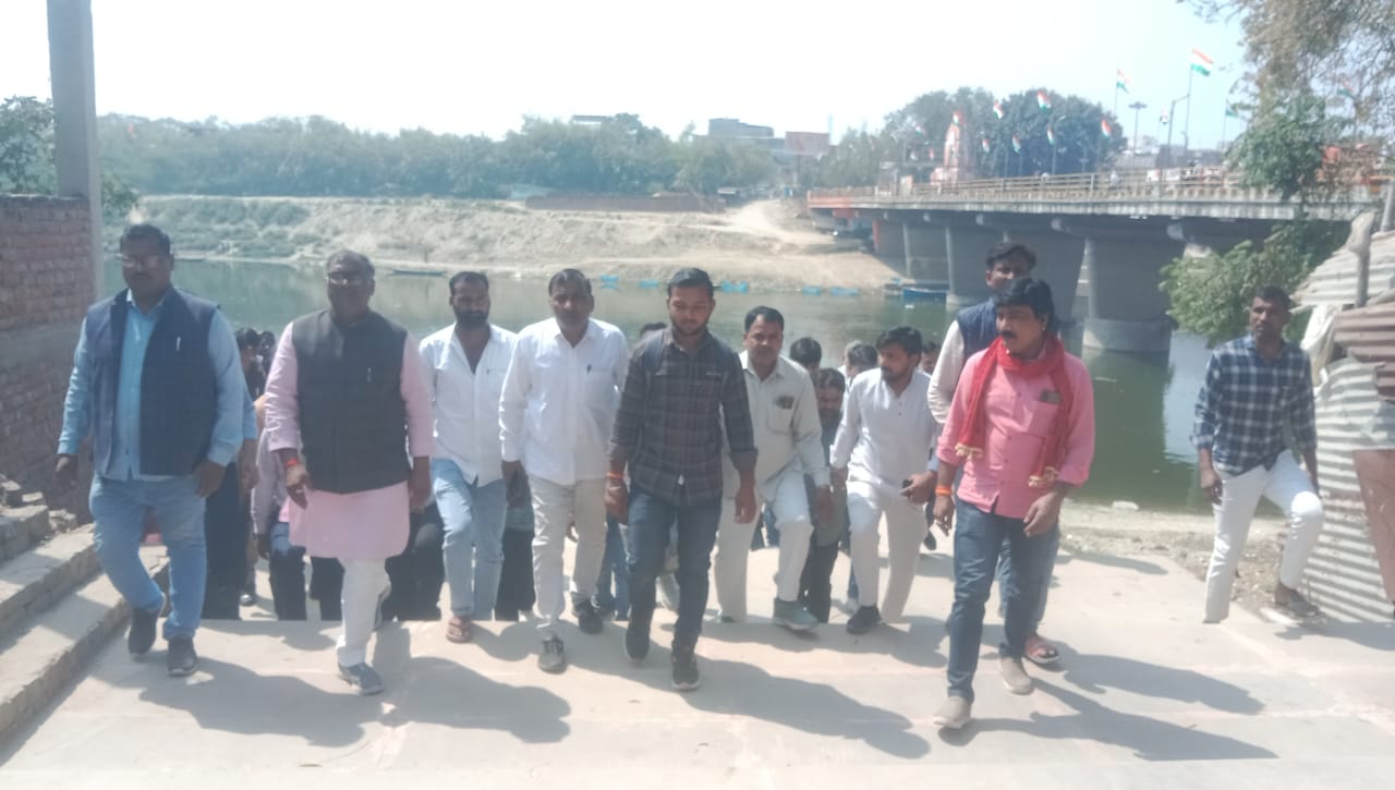 दिल्ली से आई नमामि गंगे प्रोजेक्ट की टीम ने मंत्री की मौजूदगी में किया स्थलीय निरीक्षण करते हुए अधिकारी दिल्ली से आई नमामि गंगे प्रोजेक्ट की टीम ने मंत्री की मौजूदगी में किया स्थलीय निरीक्षण करते हुए अधिकारी