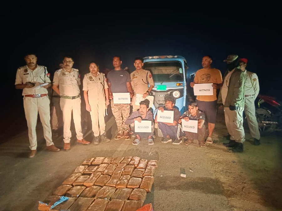 सिलचर में जब्त 38 किलोग्राम गांजा के साथ गिरफ्तार आरोपित की तस्वीर। सिलचर में जब्त 38 किलोग्राम गांजा के साथ गिरफ्तार आरोपित की तस्वीर।