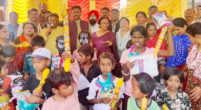 बच्चों संग अतिथिगण बच्चों संग अतिथिगण