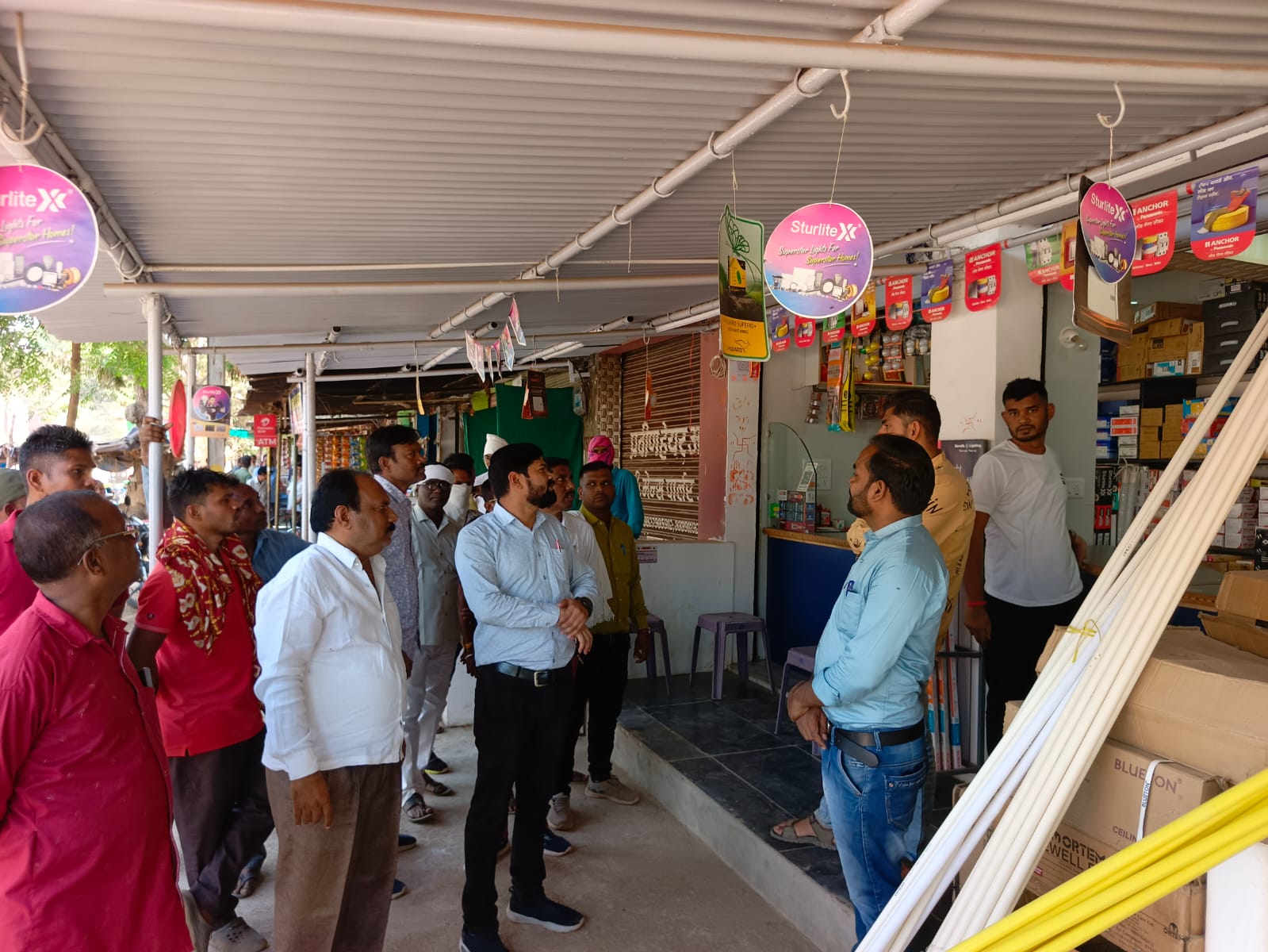विंध्यवासिनी वार्ड में दुकानदारों को समझाईश देती हुई नगर निगम की टीम। विंध्यवासिनी वार्ड में दुकानदारों को समझाईश देती हुई नगर निगम की टीम।