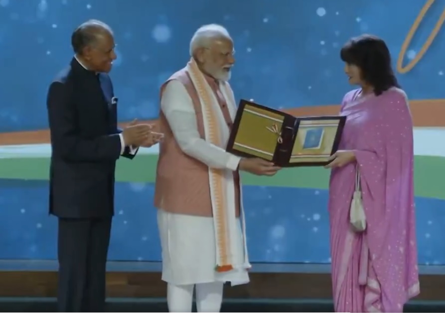 मॉरीशस के प्रधानमंत्री की पत्नी को ओसीआई कार्ड प्रदान करते प्रधानमंत्री मोदी मॉरीशस के प्रधानमंत्री की पत्नी को ओसीआई कार्ड प्रदान करते प्रधानमंत्री मोदी